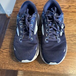 Women’s size 9.5 Brooks ghost 15. Excellent shoes and good condition.